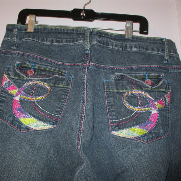 Embroidered & Applique Crop Jeans Plus 20W - Picture 5 of 9